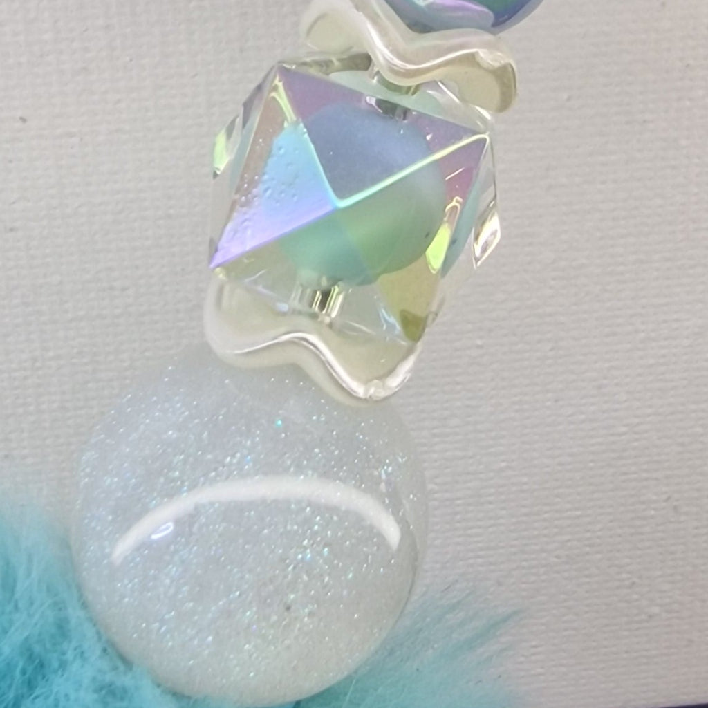 Handversierde turquoise fluffy pen met schattig hondje en glinsterende kralen – detailfoto