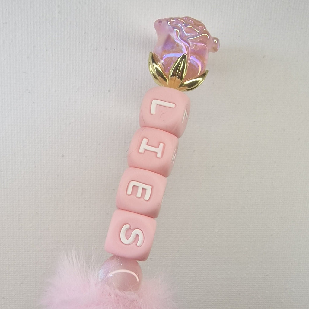 Handversierde roze fluffy pen met naam in letterkubussen en parelmoer roosje – detailfoto