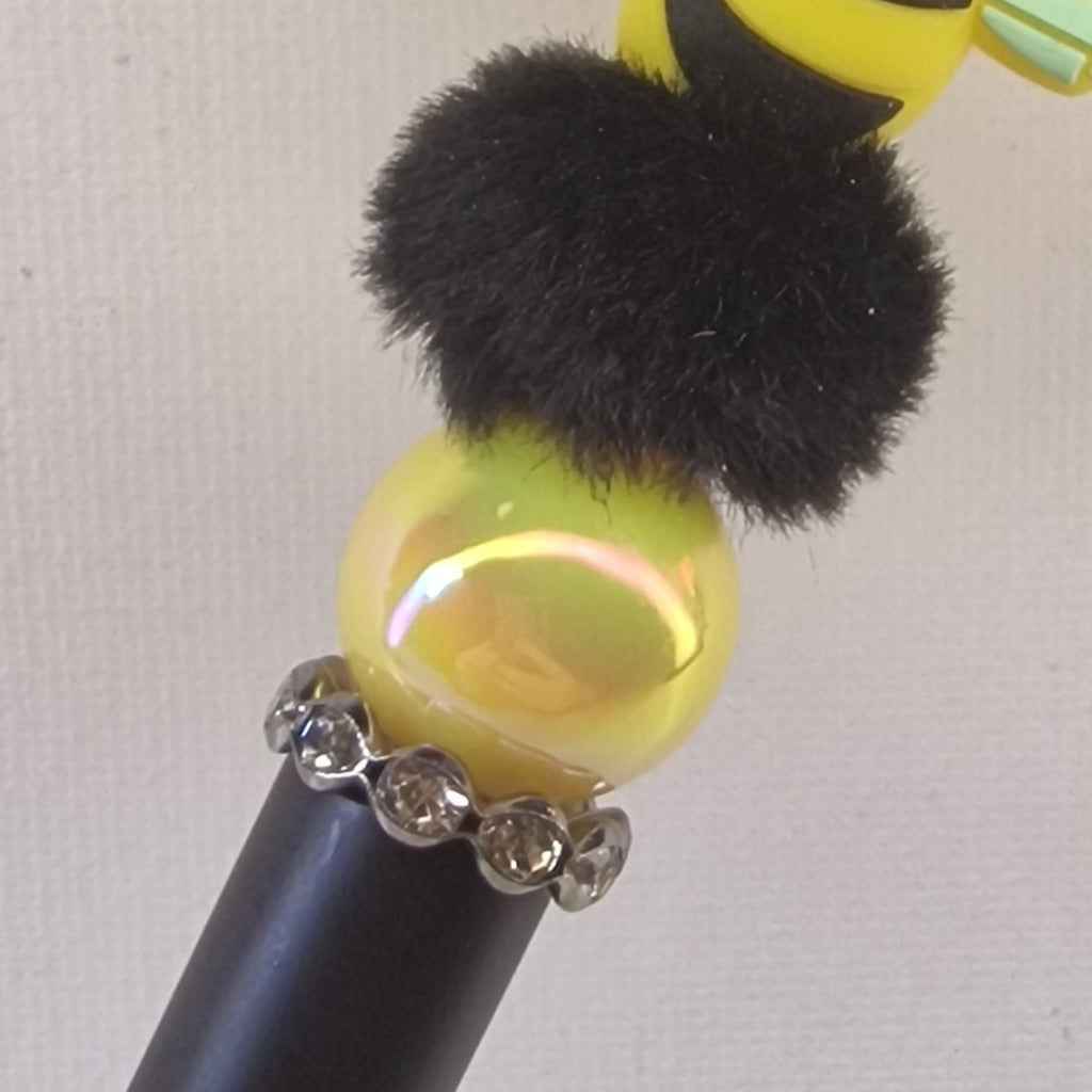Handversierde zwarte pen met bijtje en nep konijnenbont – detailfoto