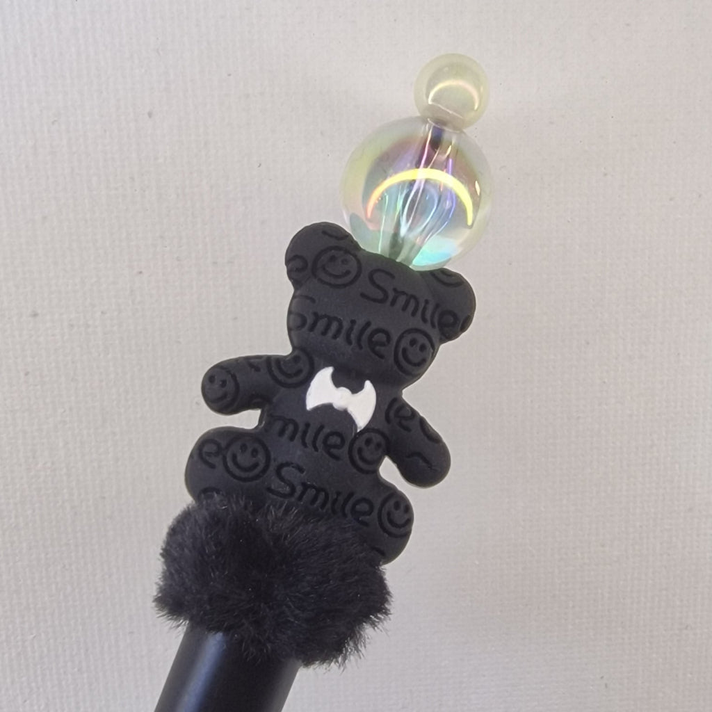 Handversierde zwarte pen met nep konijnenbont en schattige beer met smile-strik – detailfoto