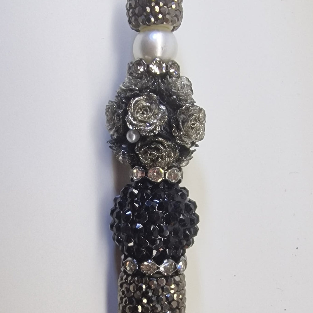 Handversierde pen taupe-bruin met strass-details, parelmoer en bloemenkralen – detailfoto