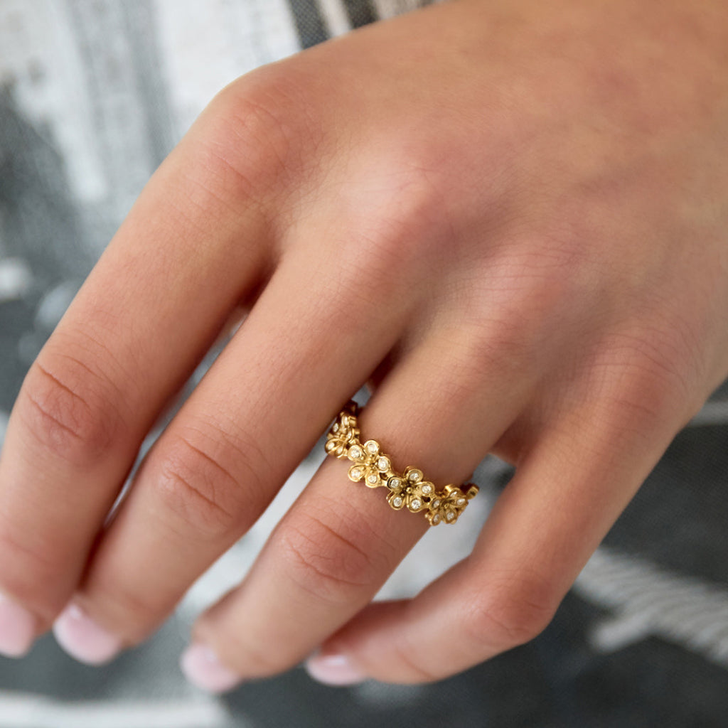 Daisy ring met bloemmotief en strasstenen