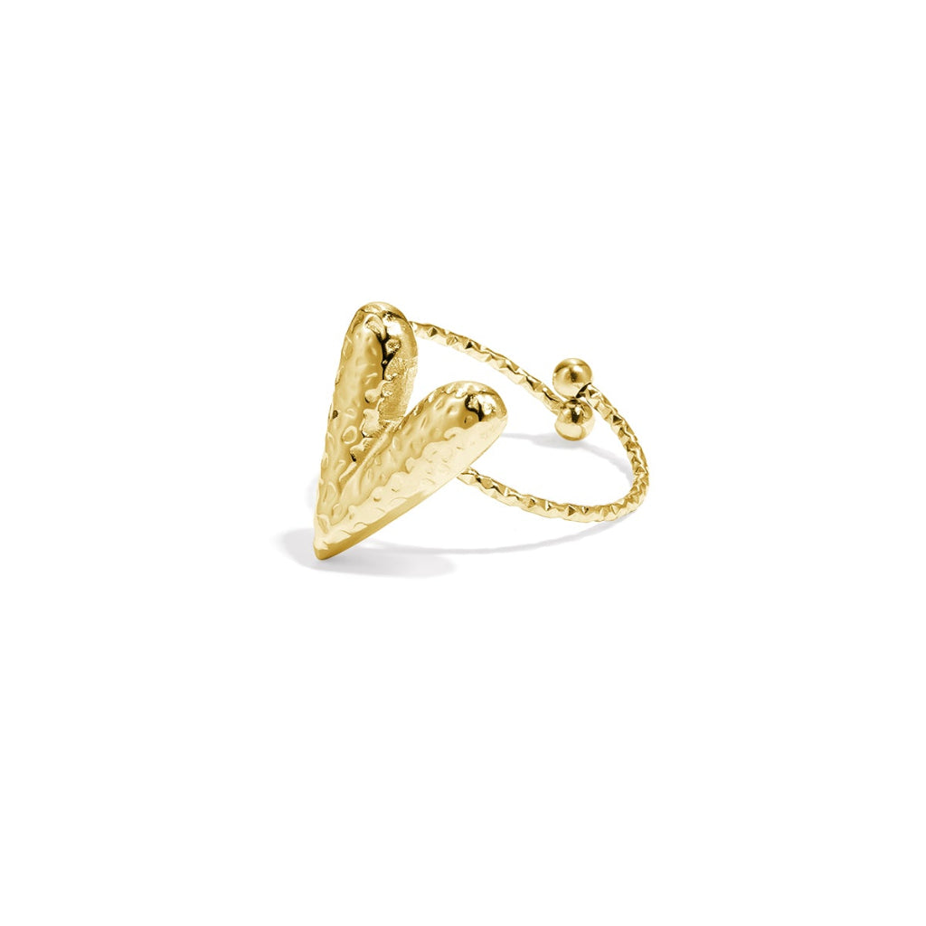 Goudkleurige ring met gehamerd hartmotief