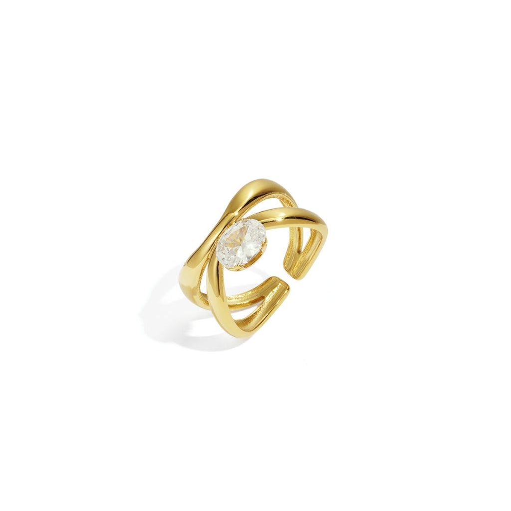 Goudkleurige ring met zirkoon en lijnenpatroon