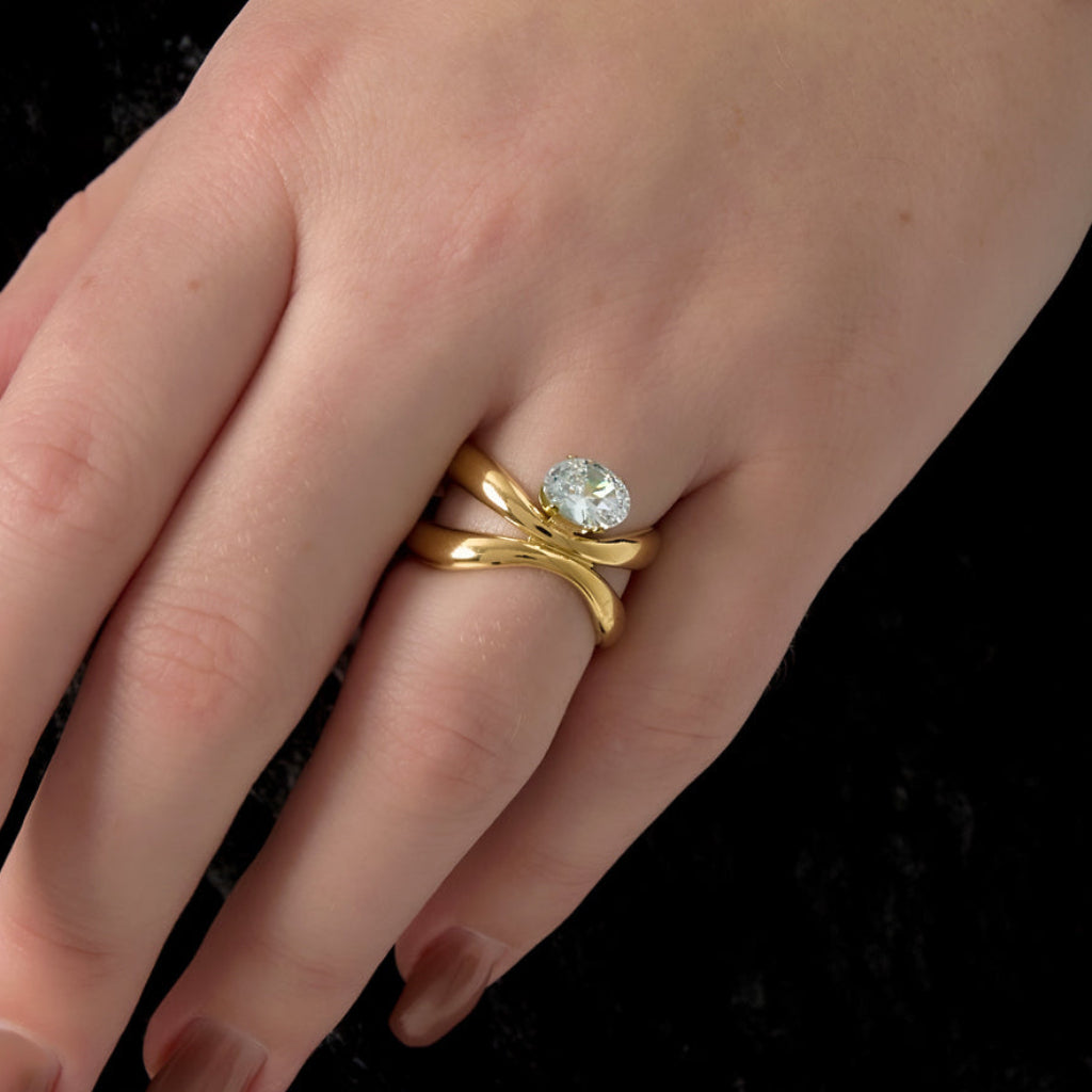 Goudkleurige ring met zirkoon en lijnenpatroon