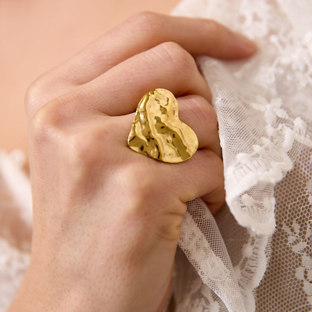 Goudkleurige statement ring met hartmotief