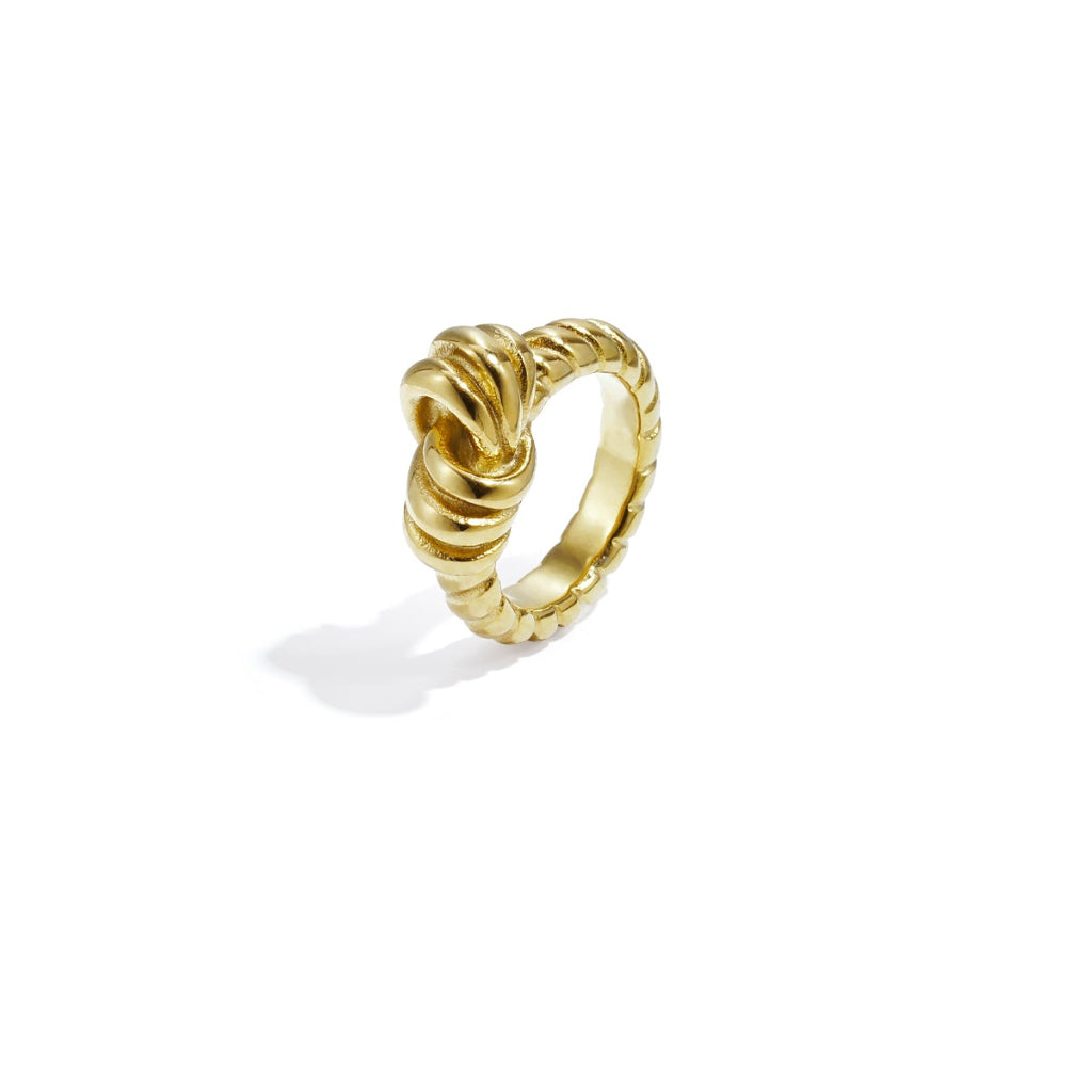 Goudkleurige statement ring met knoop- en streepdetails