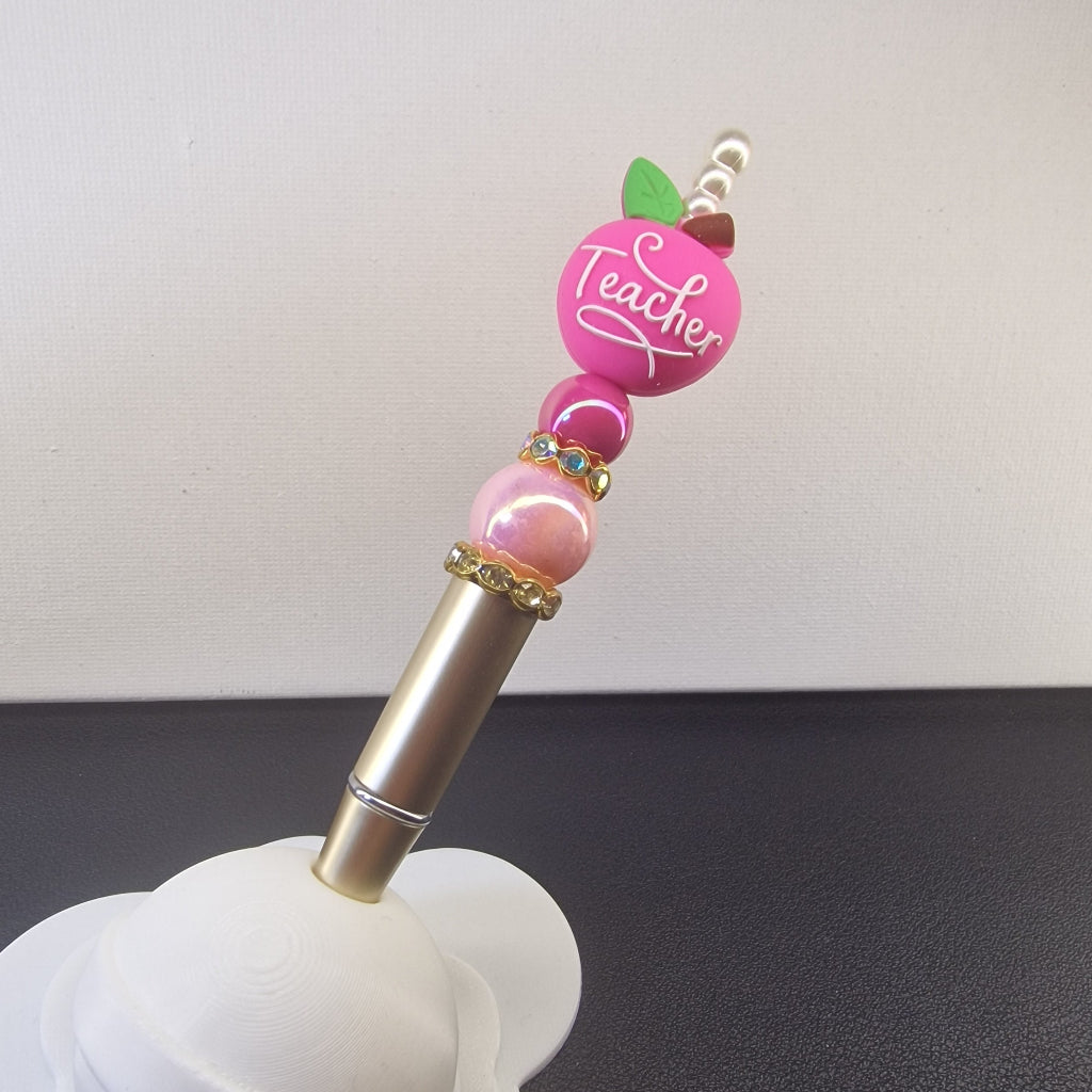 Handversierde goudkleurige pen met fuchsia appel en 'Thank you Teacher' – detailfoto
