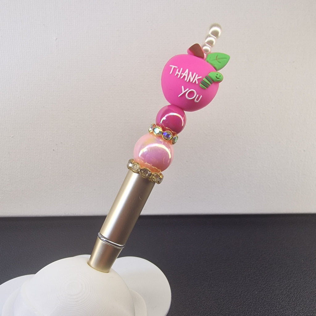 Handversierde goudkleurige pen met fuchsia appel en 'Thank you Teacher'
