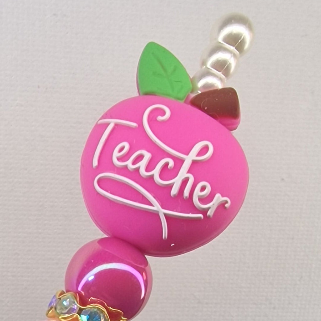 Handversierde goudkleurige pen met fuchsia appel en 'Thank you Teacher' – detailfoto
