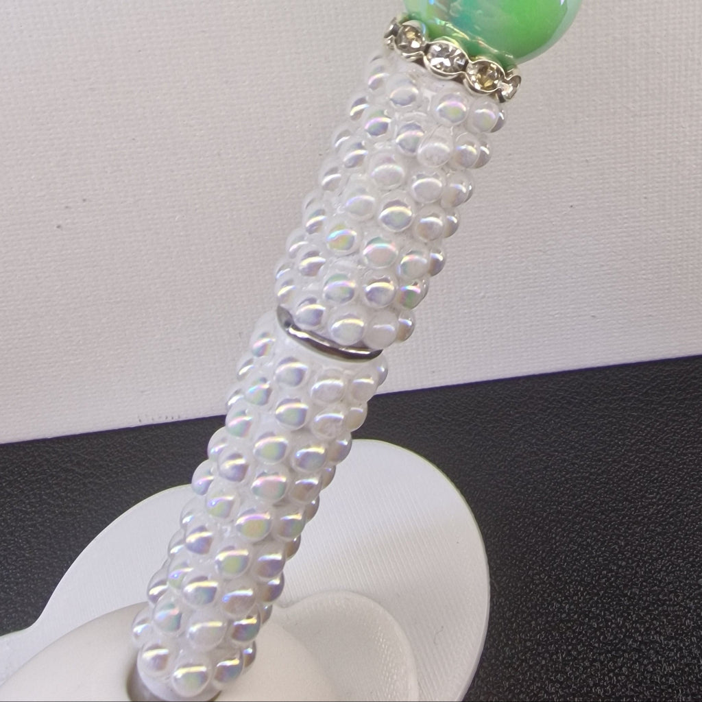 Handversierde witte parelmoer pen met olifantje en roze en groene kralen – detailfoto
