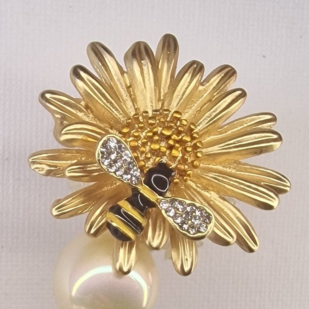 Handversierde zwarte pen met honingbijtje op madeliefje en strass vleugels – detailfoto
