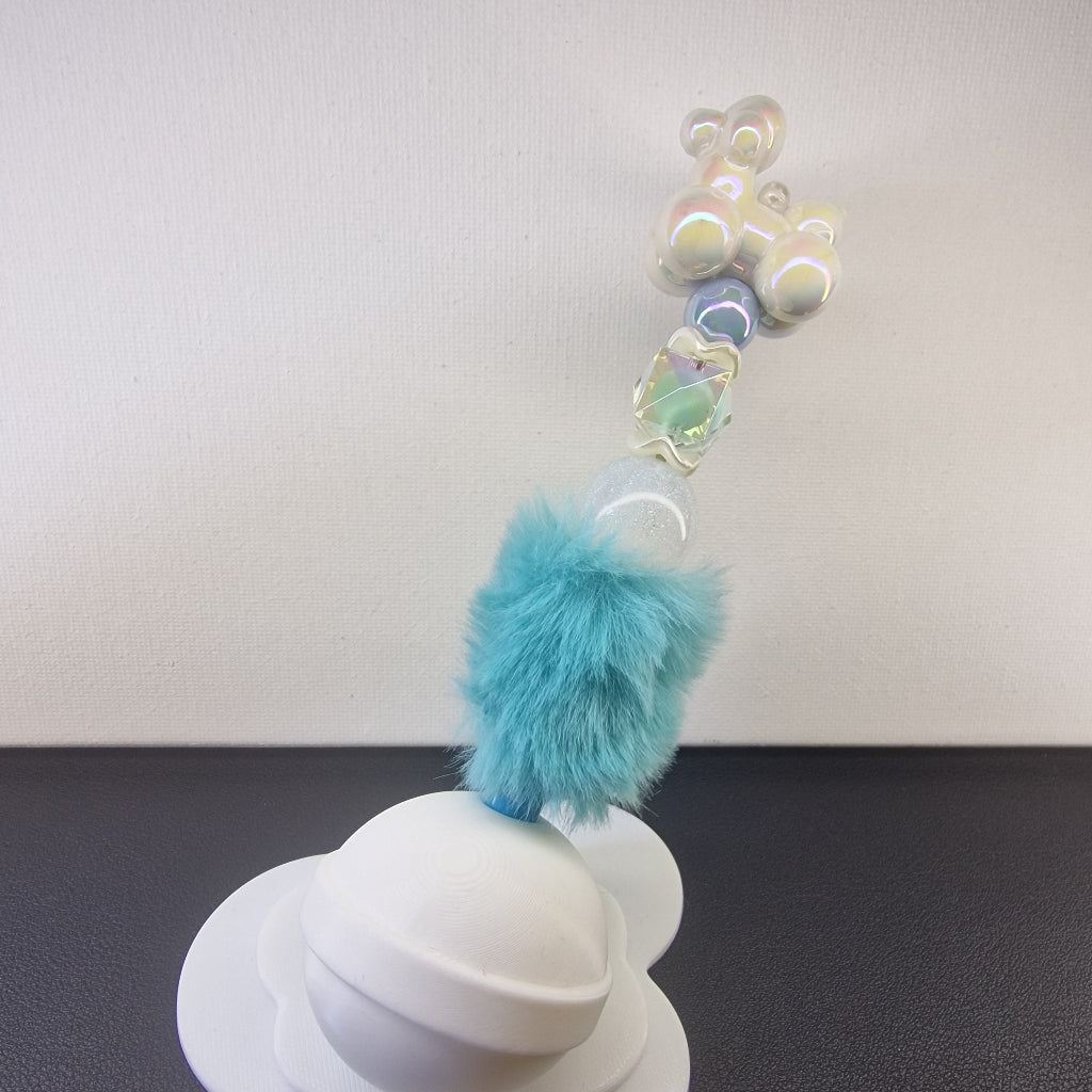 Handversierde turquoise fluffy pen met schattig hondje en glinsterende kralen
