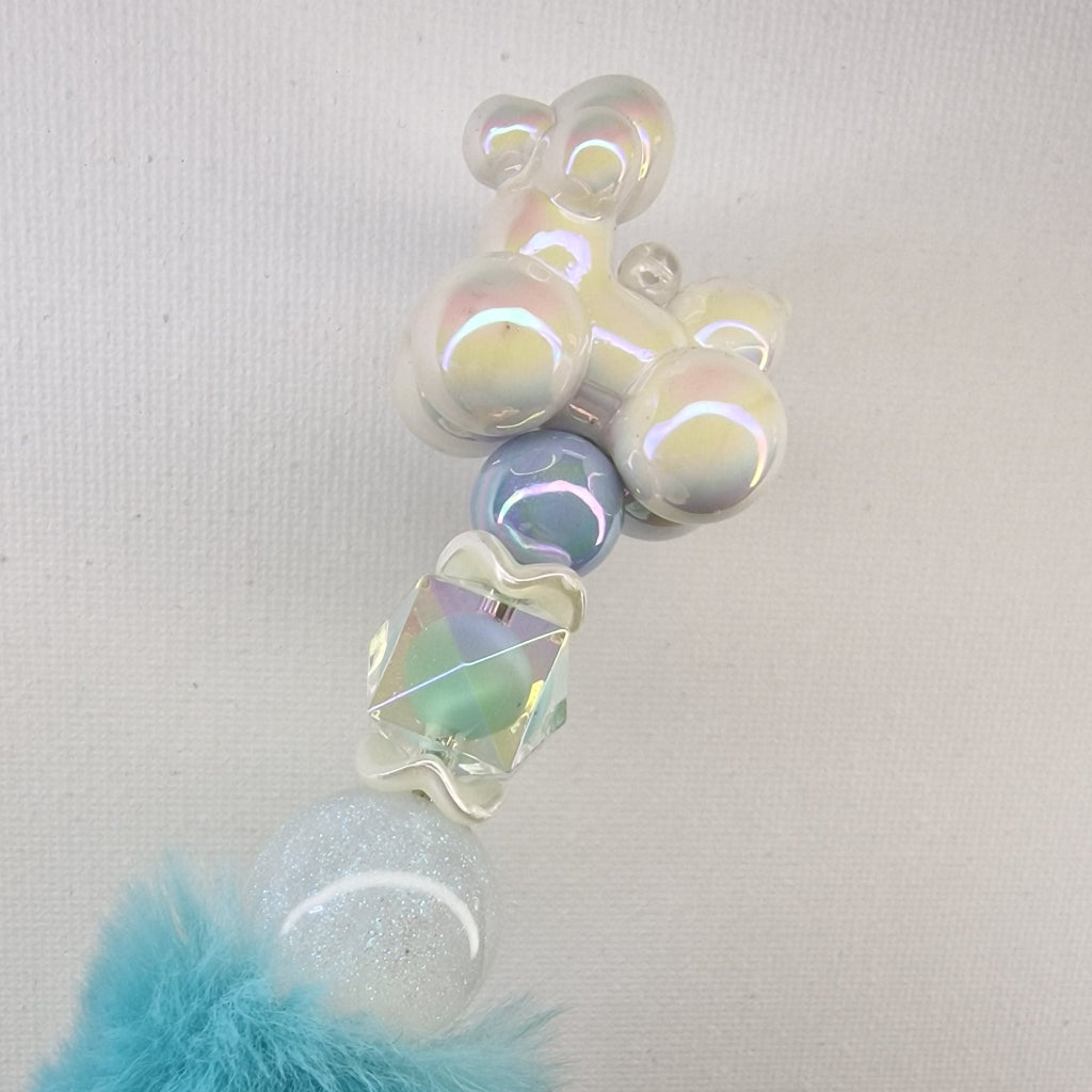 Handversierde turquoise fluffy pen met schattig hondje en glinsterende kralen – detailfoto
