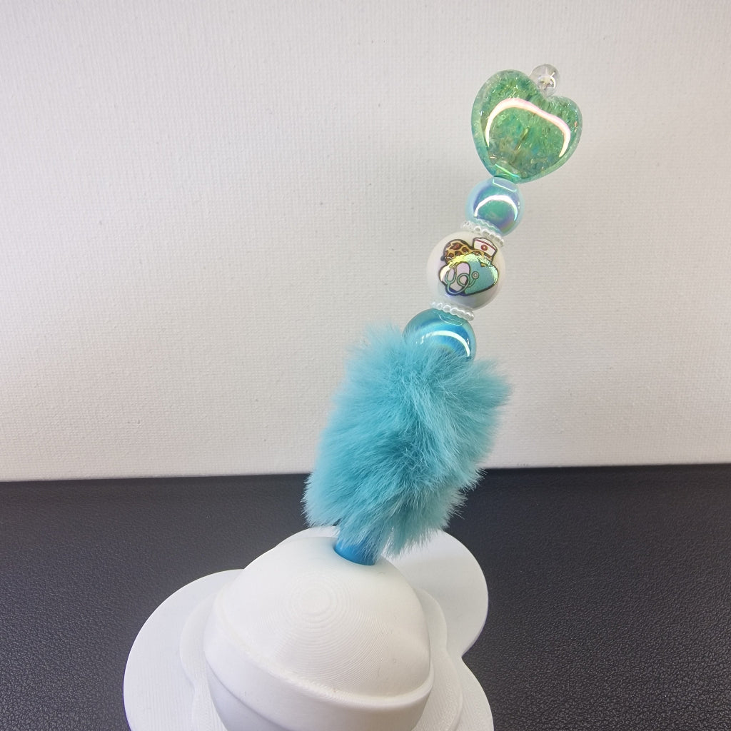 Handversierde turquoise fluffy pen met groen hartje en verpleegkundige print
