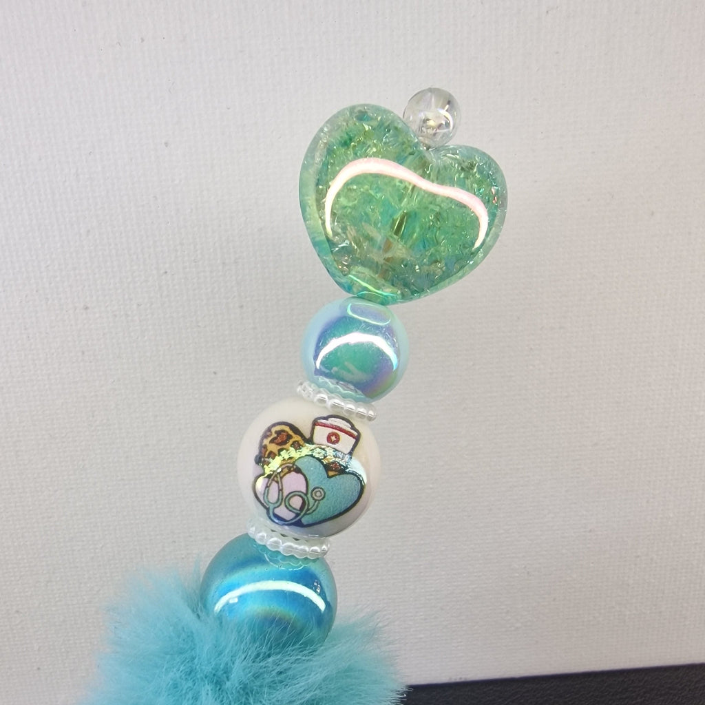 Handversierde turquoise fluffy pen met groen hartje en verpleegkundige print – detailfoto
