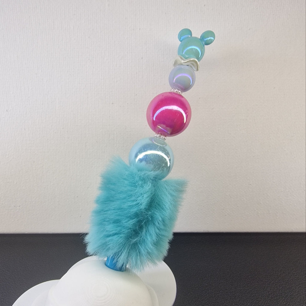 Handversierde turquoise fluffy pen met muizenhoofdje en fuchsia en lila kralen
