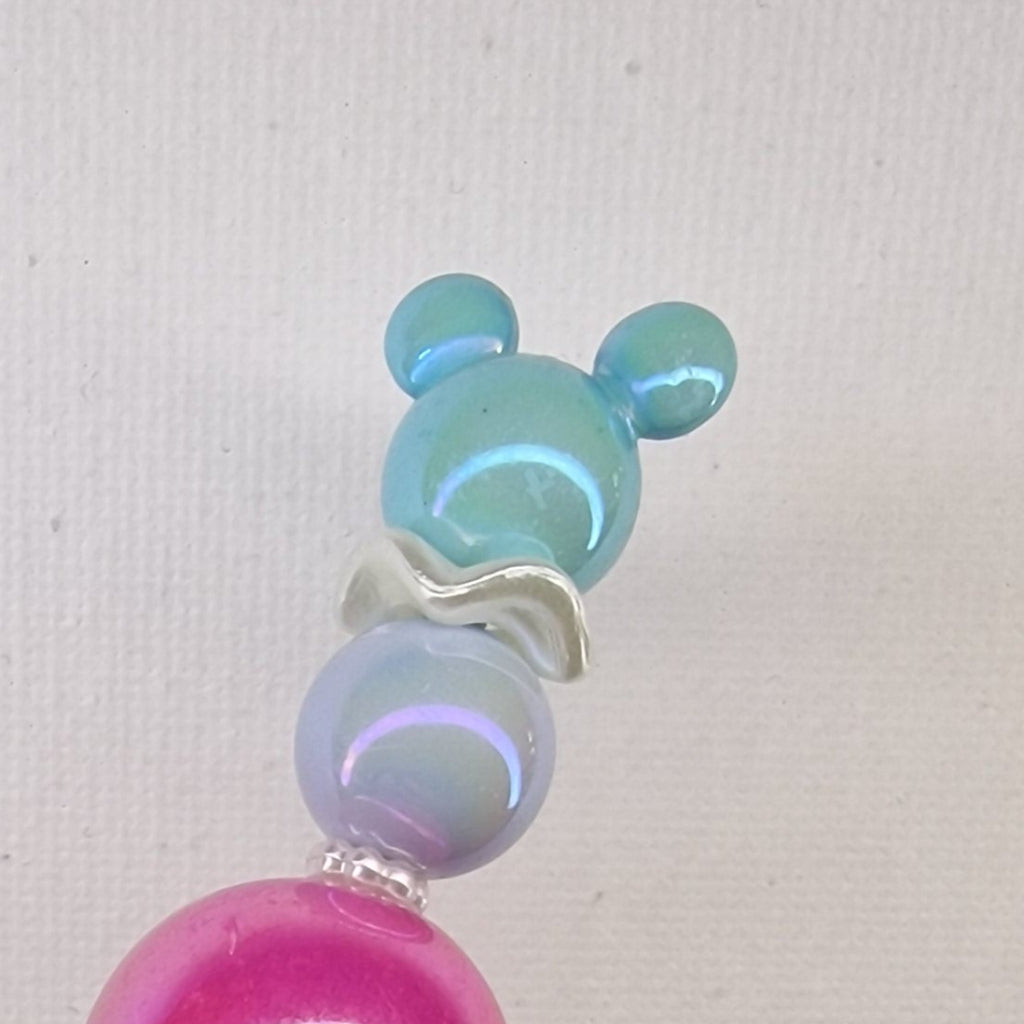 Handversierde turquoise fluffy pen met muizenhoofdje en fuchsia en lila kralen – detailfoto
