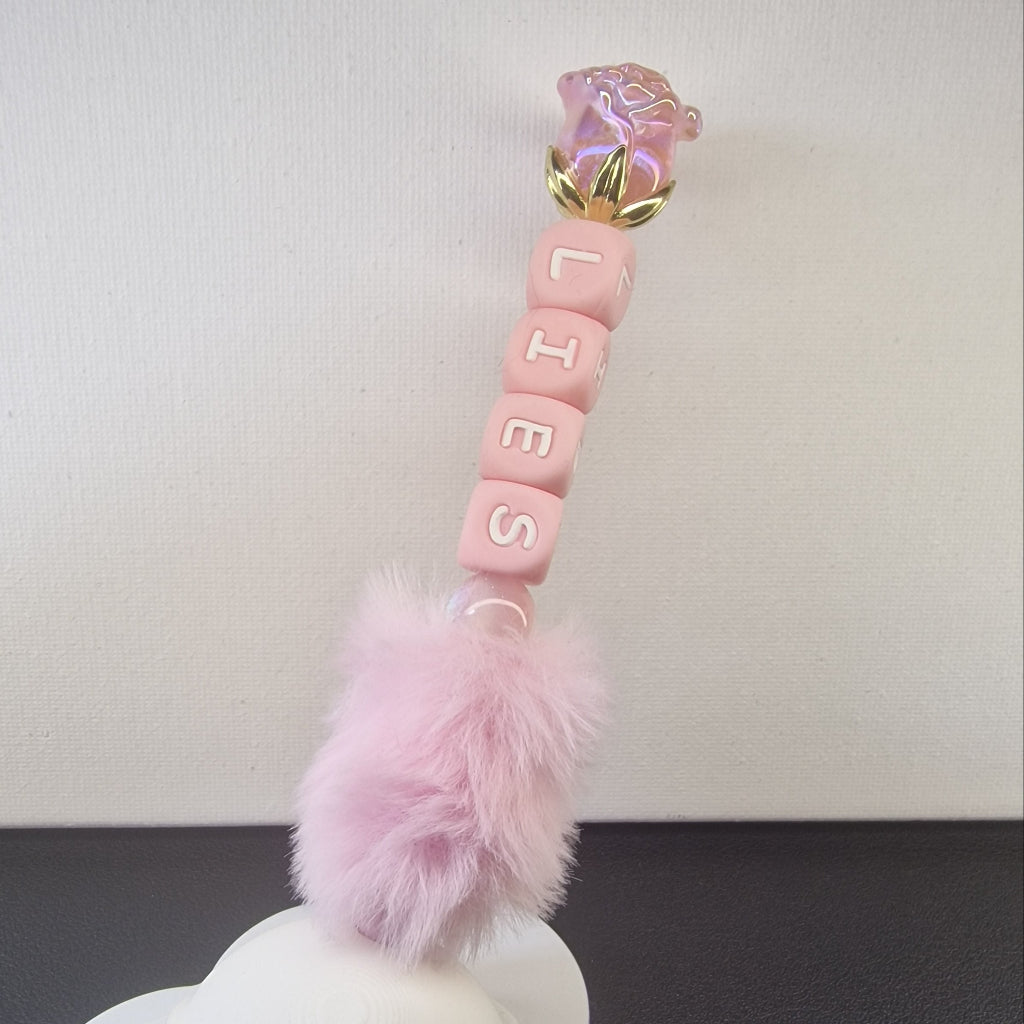 Handversierde roze fluffy pen met naam in letterkubussen en parelmoer roosje
