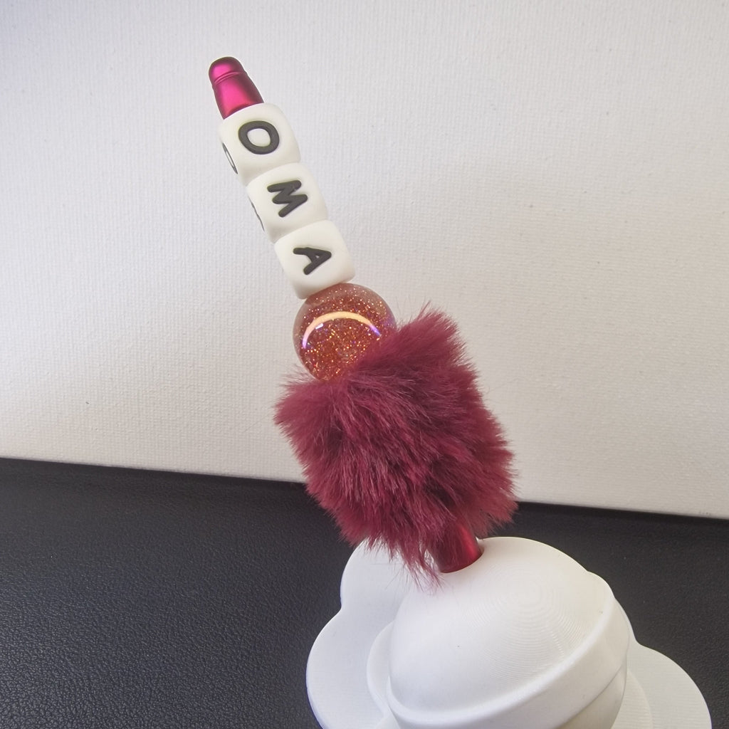 Handversierde rode fluffy pen met witte letterkubussen 'oma' en glanzende kraal
