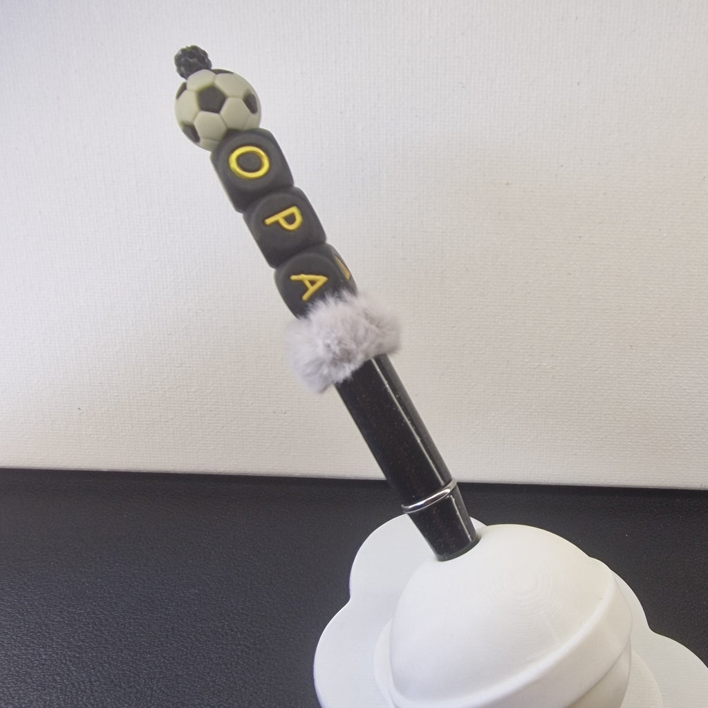 Handversierde zwarte pen met gouden letterkubussen 'opa', grijs nepbont en voetbal
