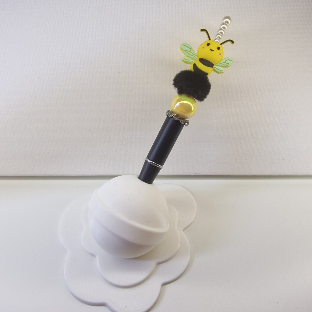 Handversierde zwarte pen met bijtje en nep konijnenbont
