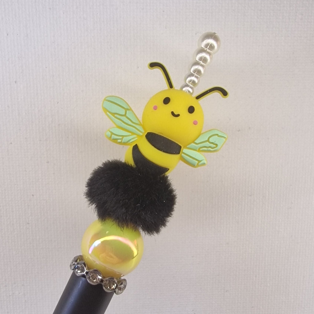 Handversierde zwarte pen met bijtje en nep konijnenbont – detailfoto
