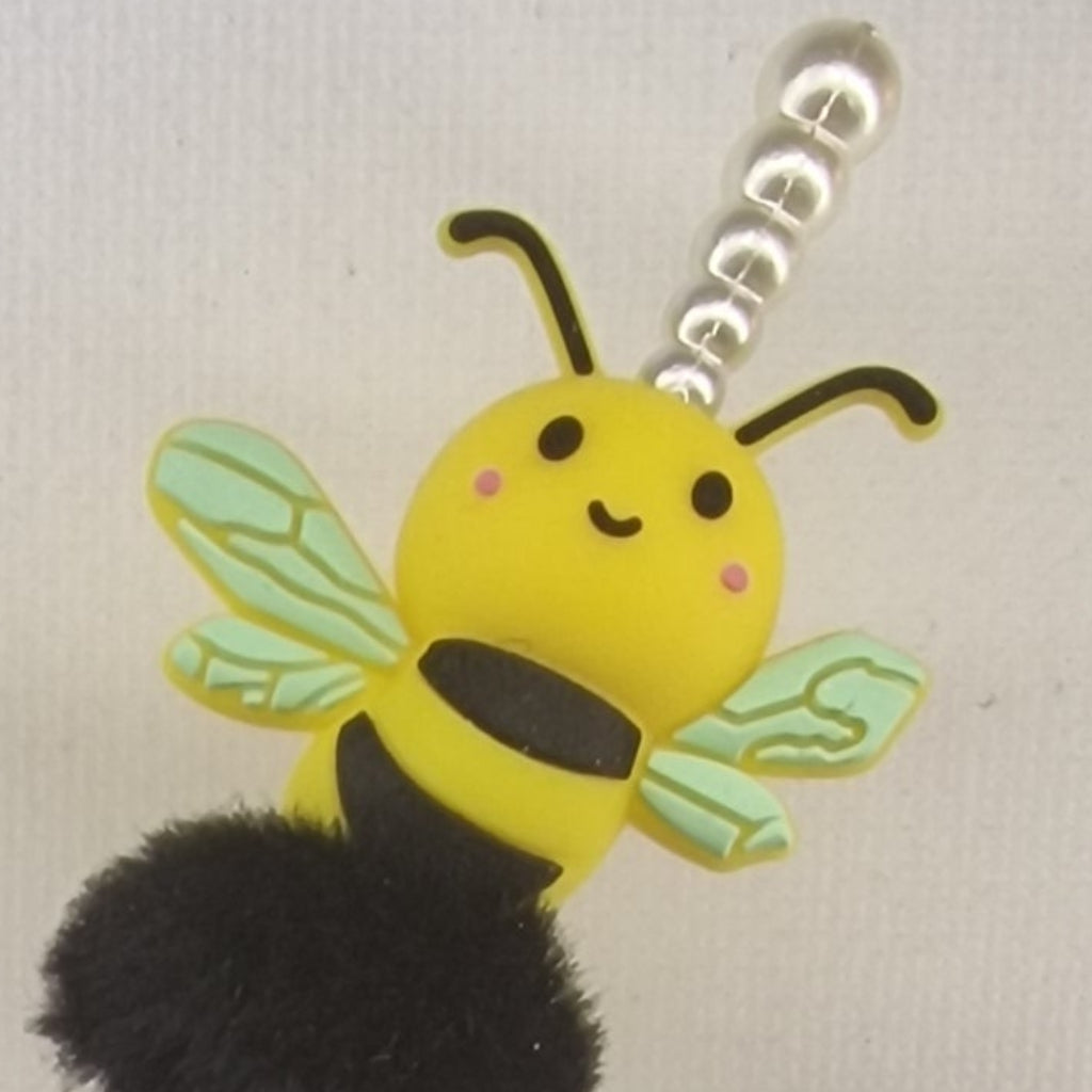 Handversierde zwarte pen met bijtje en nep konijnenbont – detailfoto
