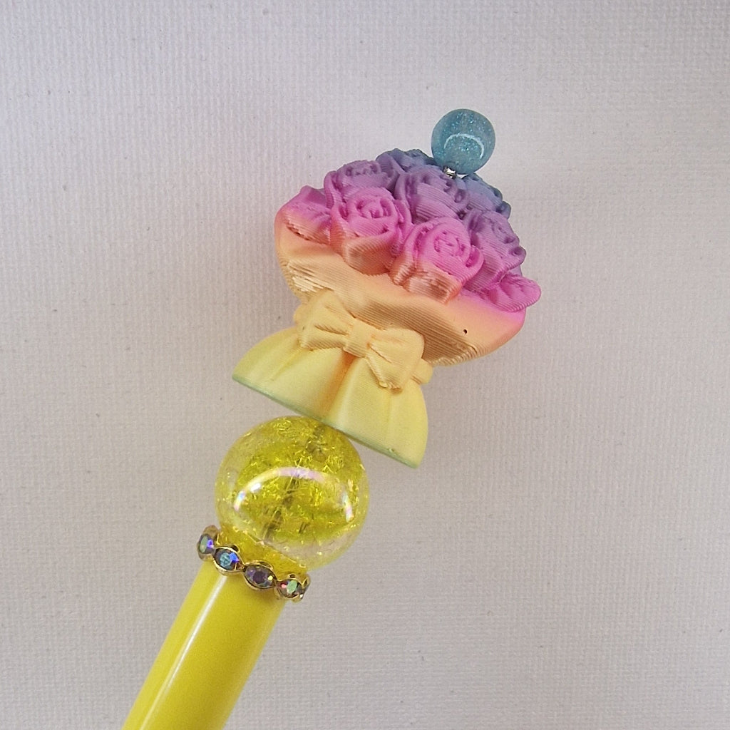 Handversierde pen met kleurrijk bloemenboeket en gele acrylkraal met gouden aders – detailfoto
