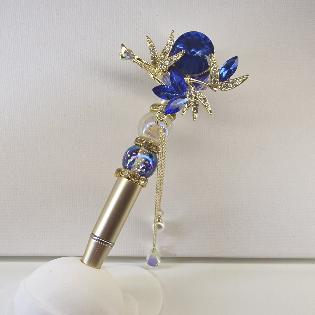 Handversierde goudkleurige pen met bloemtop en Perzisch blauwe strass-steentjes