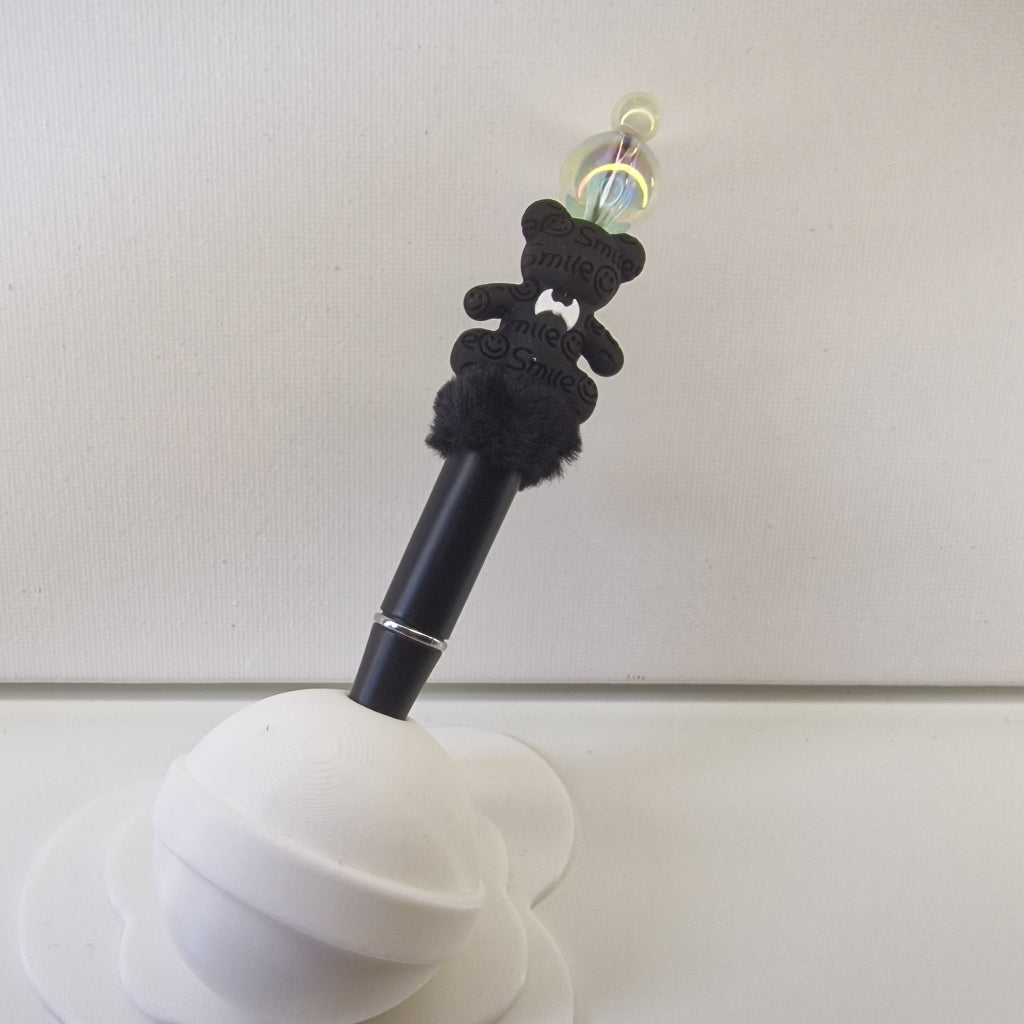 Handversierde zwarte pen met nep konijnenbont en schattige beer met smile-strik

