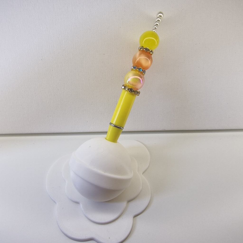 Handversierde gele pen met strass en kralen