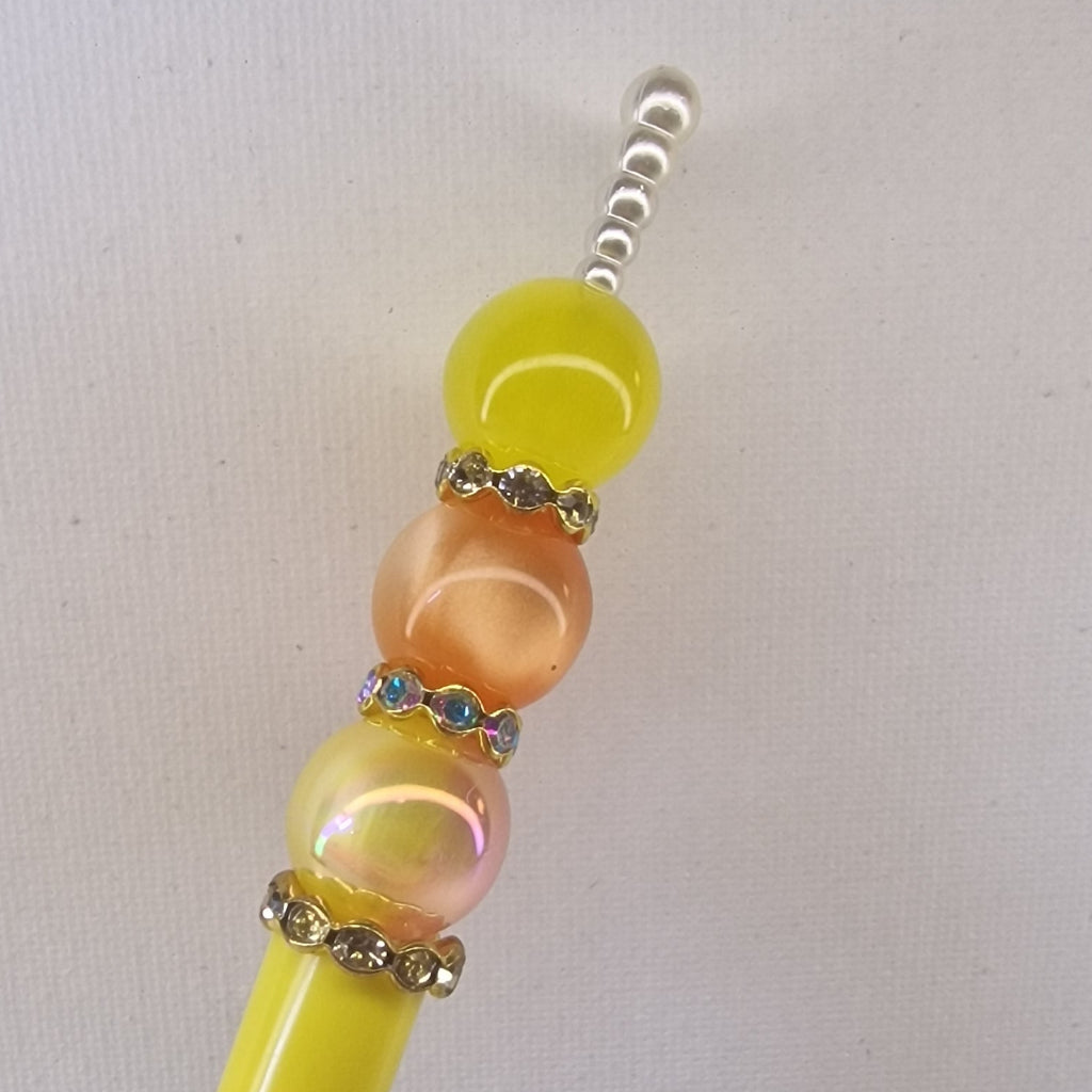 Handversierde gele pen met strass en kralen