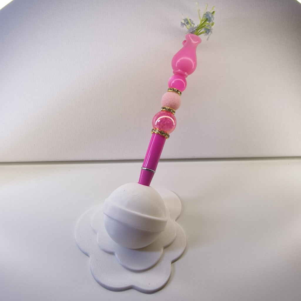Handversierde roze pen met bloemen en kralen