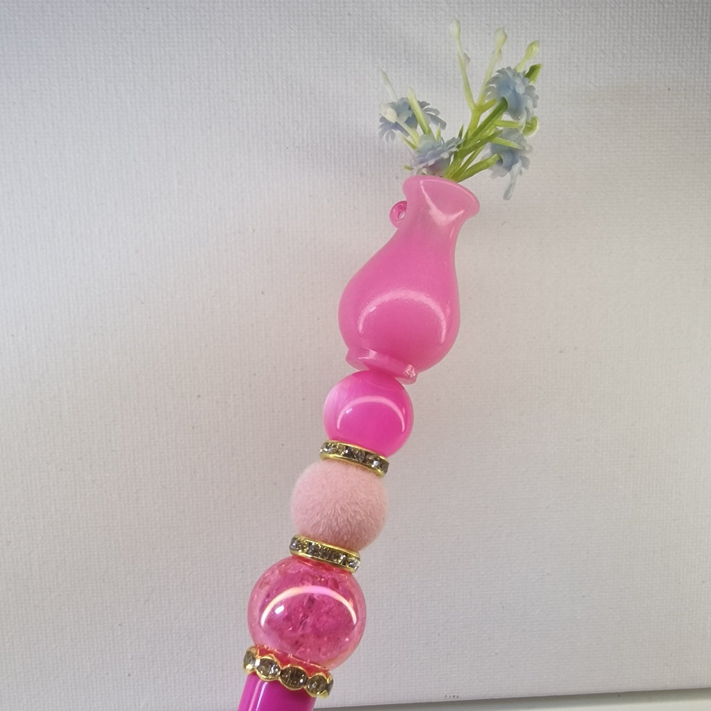 Handversierde roze pen met bloemen en kralen