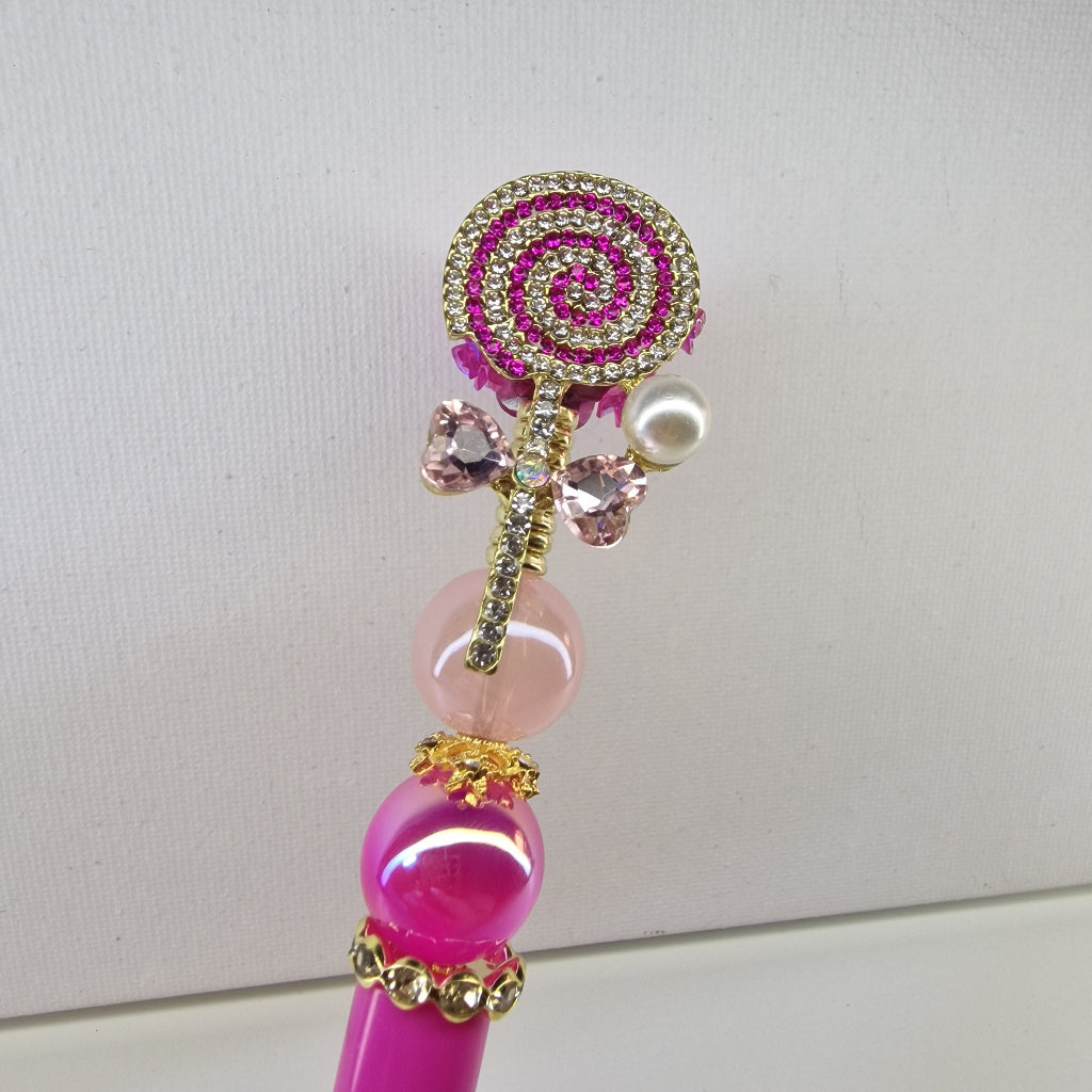 Handversierde roze pen met fuchsiaroze lolly topper