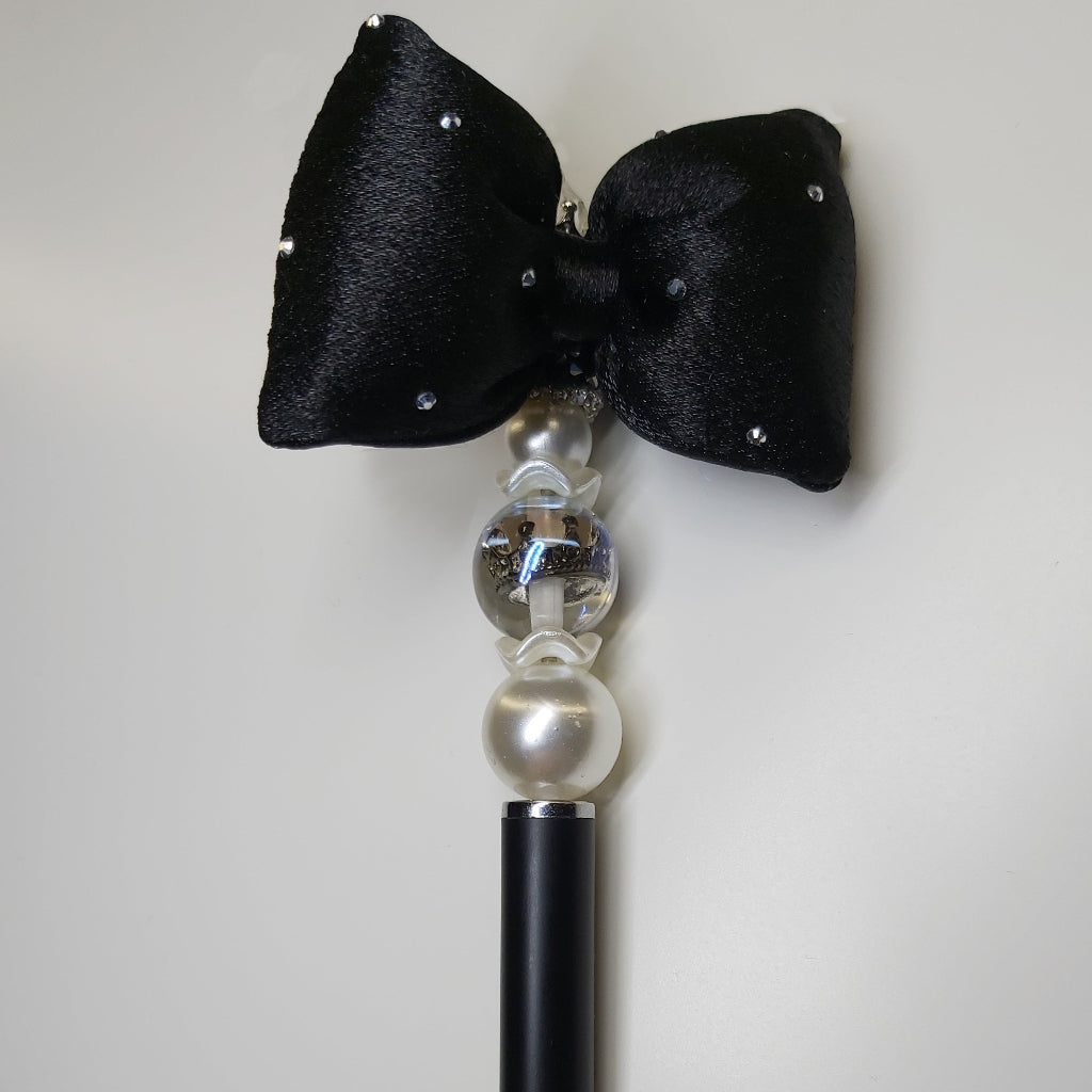 Handversierde stylus pen met strik, kroon in kraal en parelmoer kralen