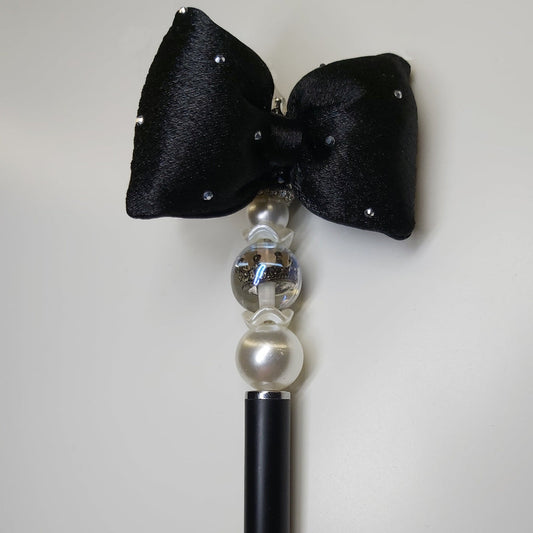 Handversierde stylus pen met strik, kroon in kraal en parelmoer kralen