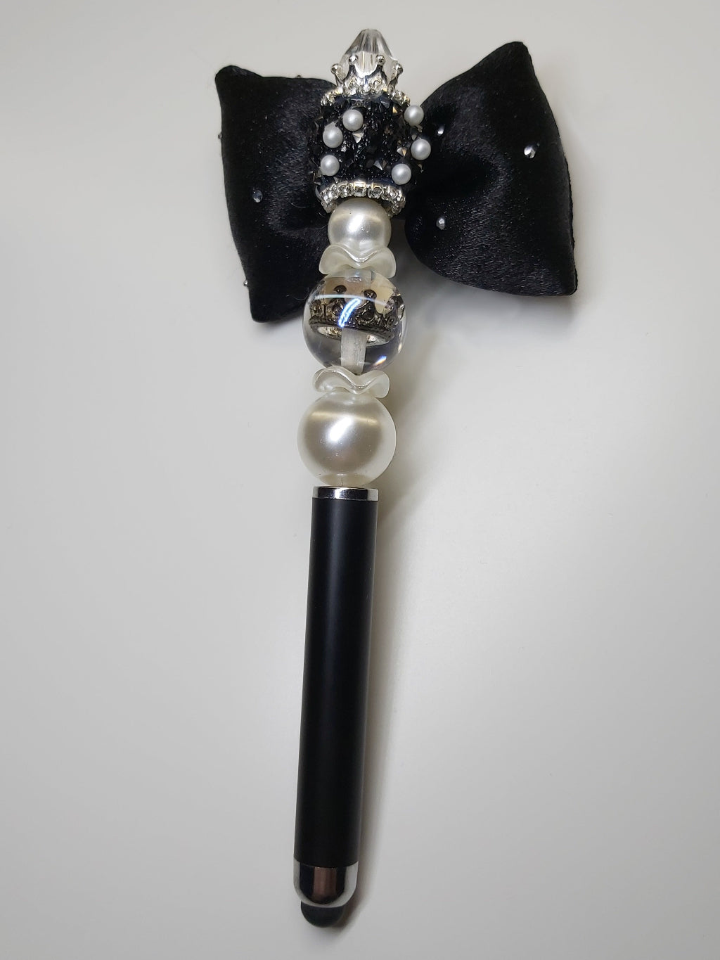 Handversierde stylus pen met strik, kroon in kraal en parelmoer kralen – detailfoto