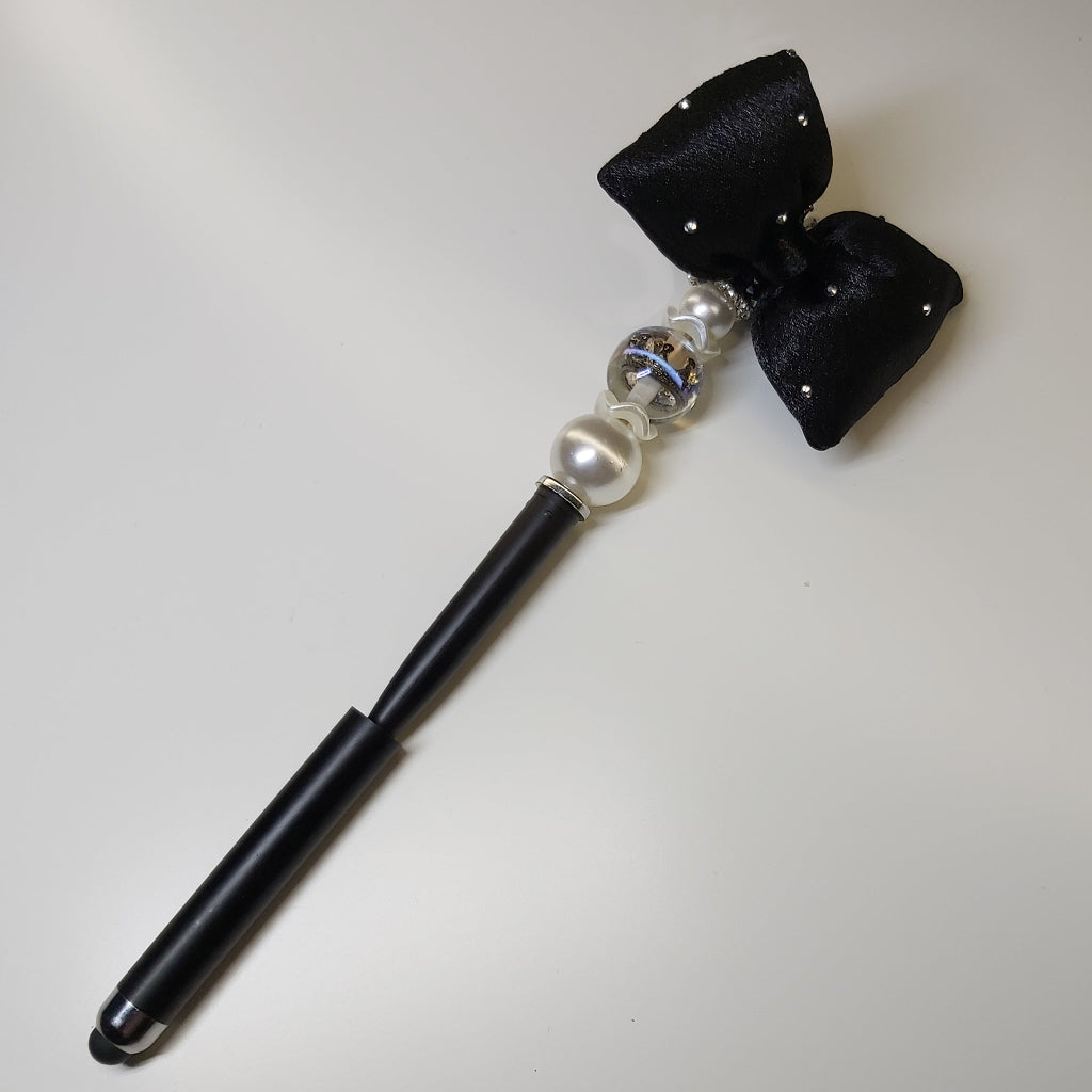 Handversierde stylus pen met strik, kroon in kraal en parelmoer kralen – detailfoto