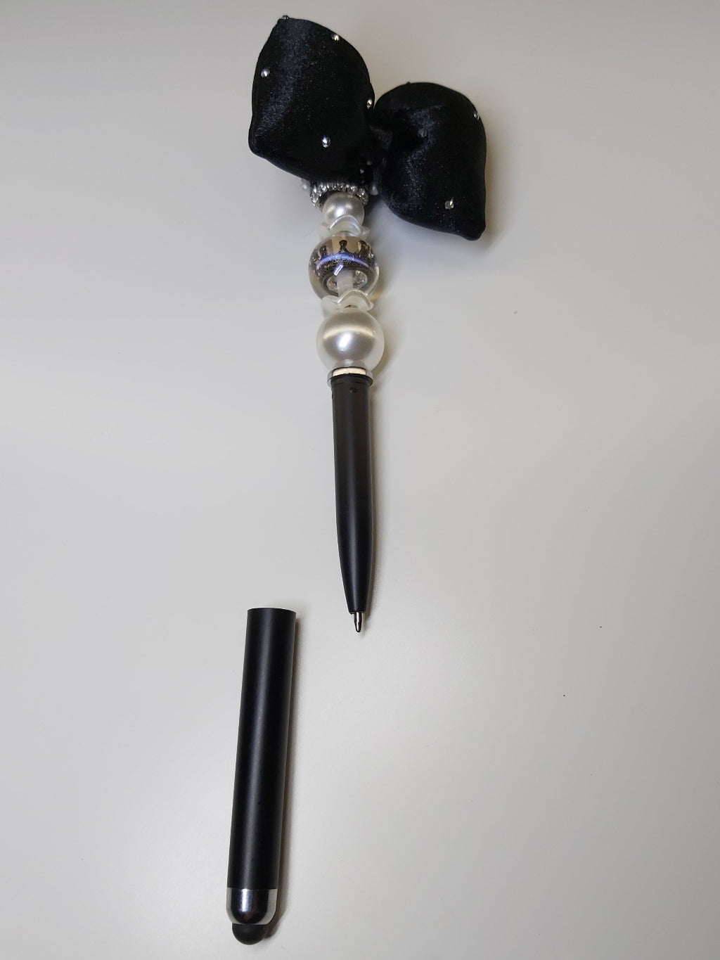 Handversierde stylus pen met strik, kroon in kraal en parelmoer kralen – detailfoto