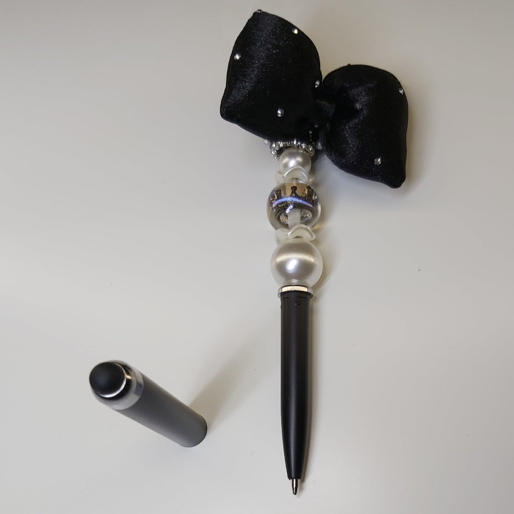 Handversierde stylus pen met strik, kroon in kraal en parelmoer kralen – detailfoto