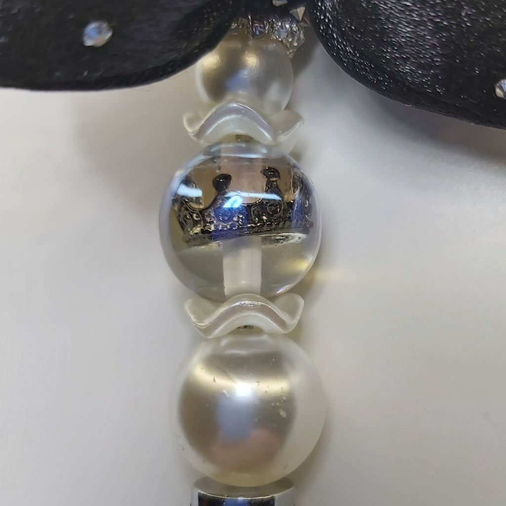 Handversierde stylus pen met strik, kroon in kraal en parelmoer kralen – detailfoto