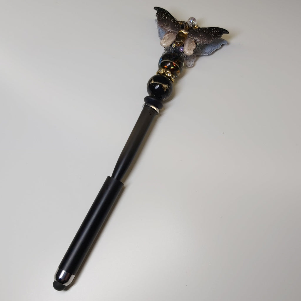 Handversierde zwarte stylus pen met vlinder en kralen – detailfoto
