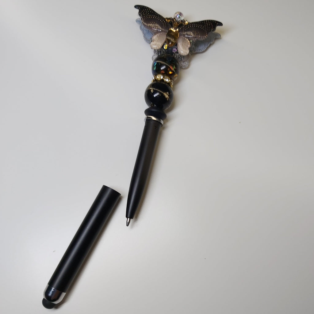 Handversierde zwarte stylus pen met vlinder en kralen – detailfoto
