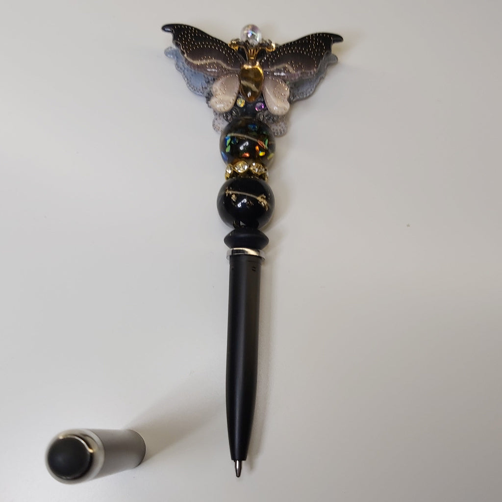 Handversierde zwarte stylus pen met vlinder en kralen – detailfoto
