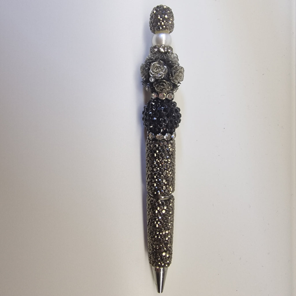 Handversierde pen taupe-bruin met strass-details, parelmoer en bloemenkralen