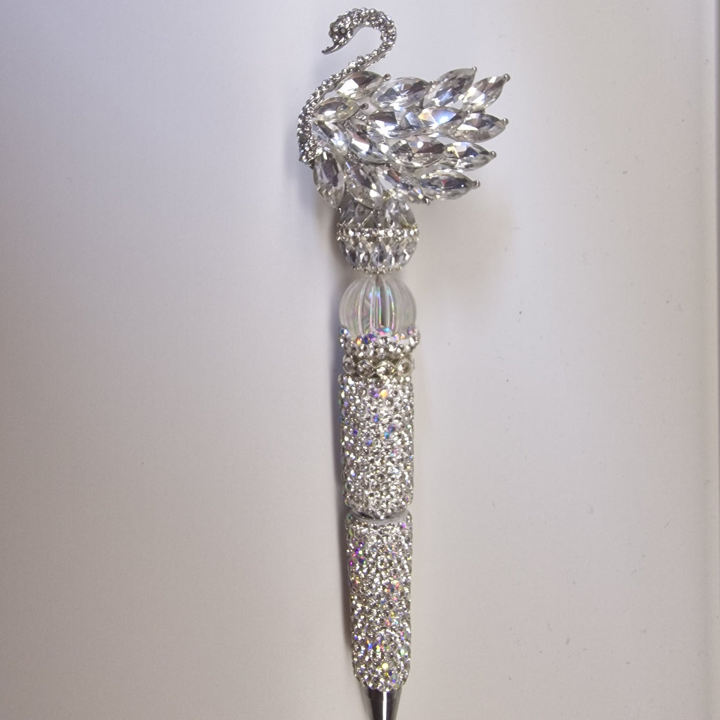 Handversierde pen met zilverkleurig strass en zwaan-topstuk bezet met kristallen
