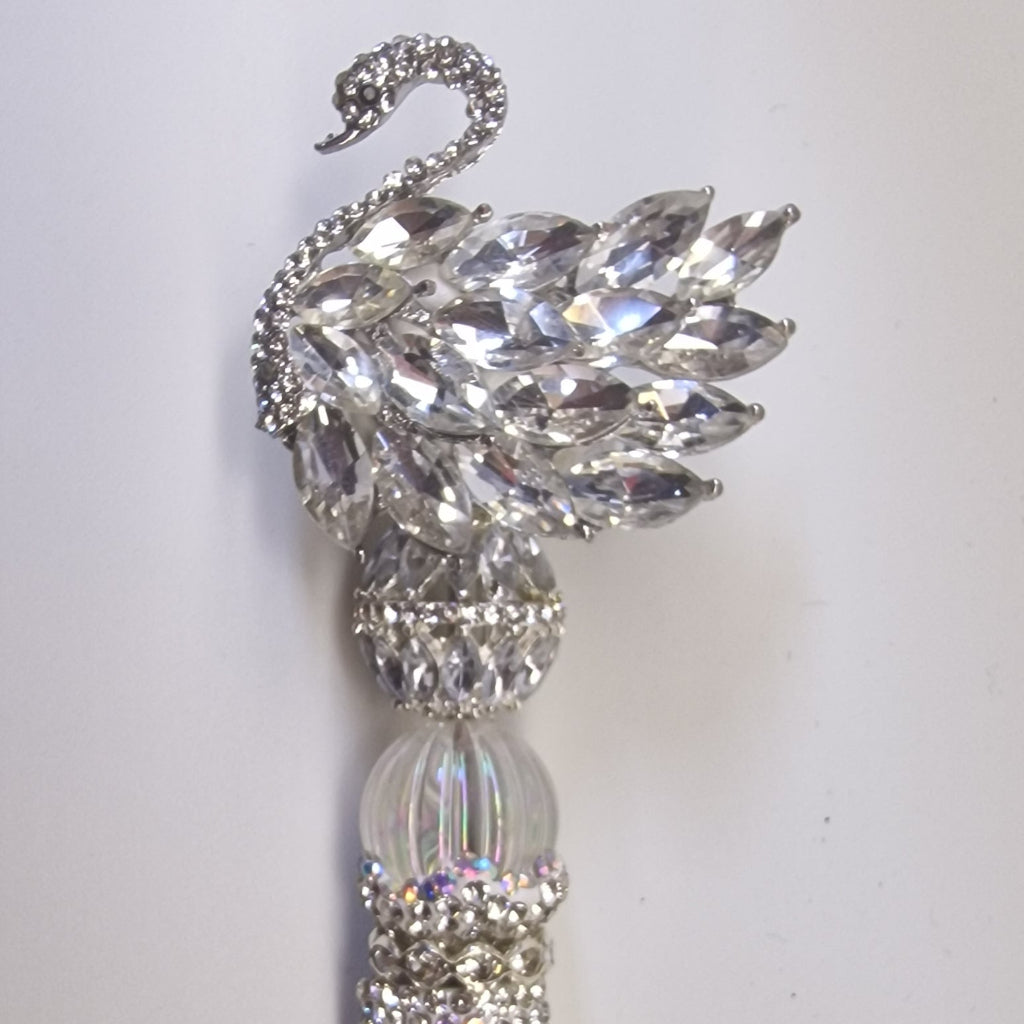 Handversierde pen met zilverkleurig strass en zwaan-topstuk bezet met kristallen – detailfoto
