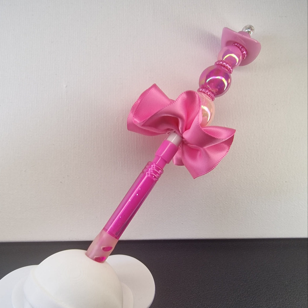 Handversierd roze vulpotlood met rokjesdesign en cowboy hoedje
